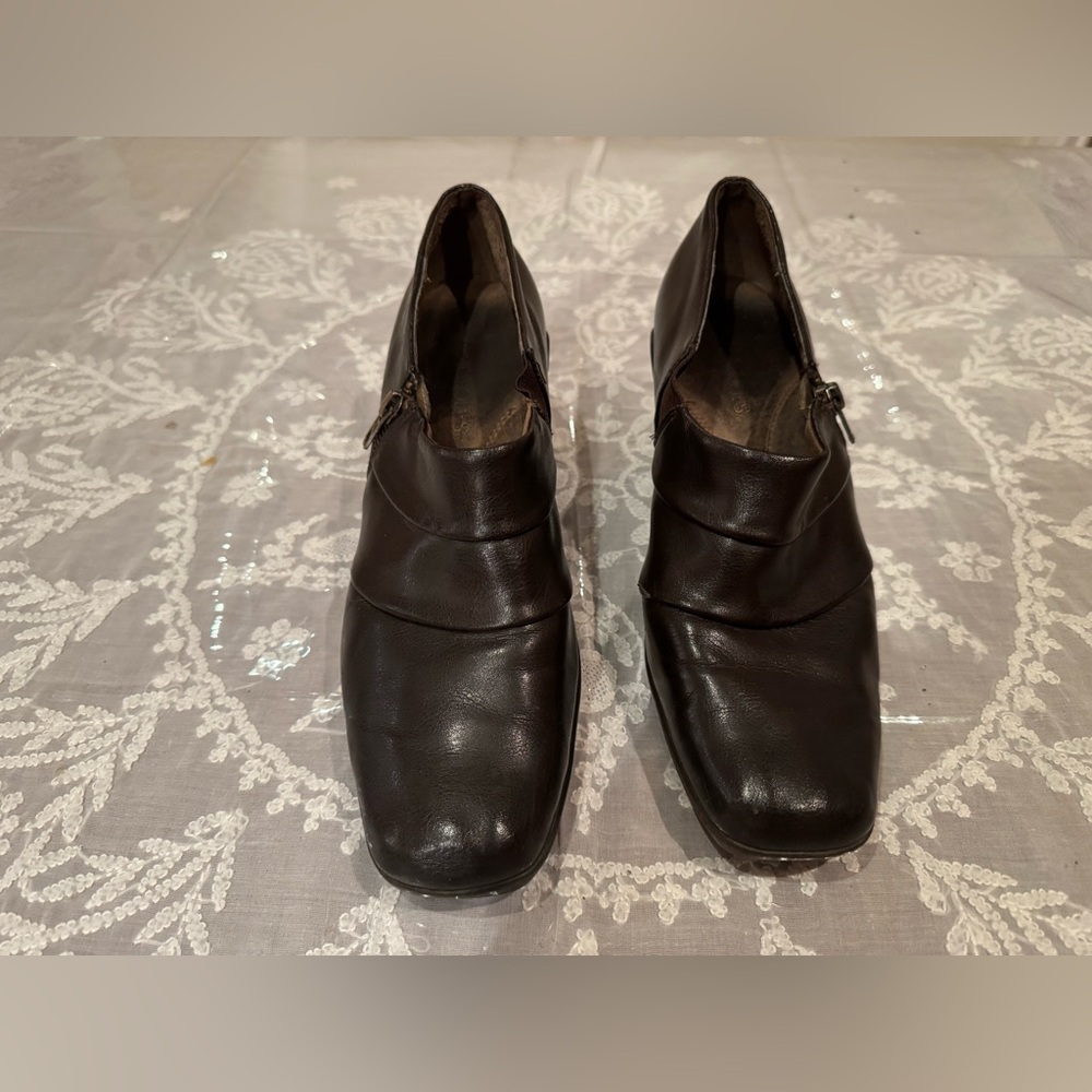 AEROSOLES Brown leather shoes. Size: 81/2